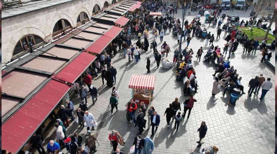 Eminönü'nde ilk iftar öncesi yoğunluk