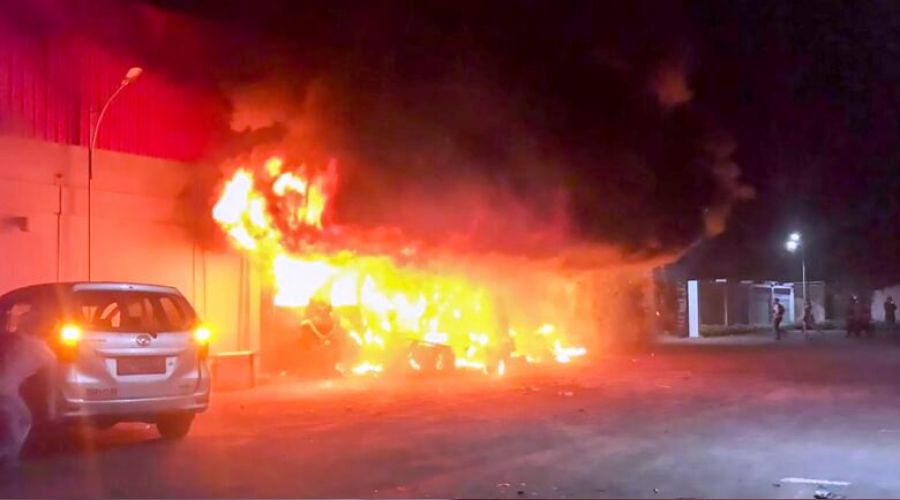 Endonezya'da e�lence mekan� ate�e verildi: 19 �l�