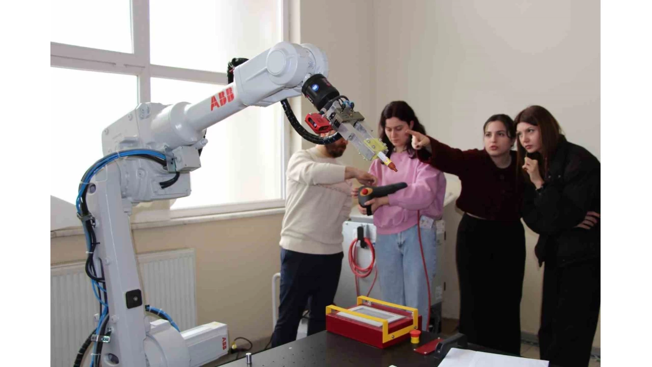 Endüstriyel robotlara kadın eli değdi