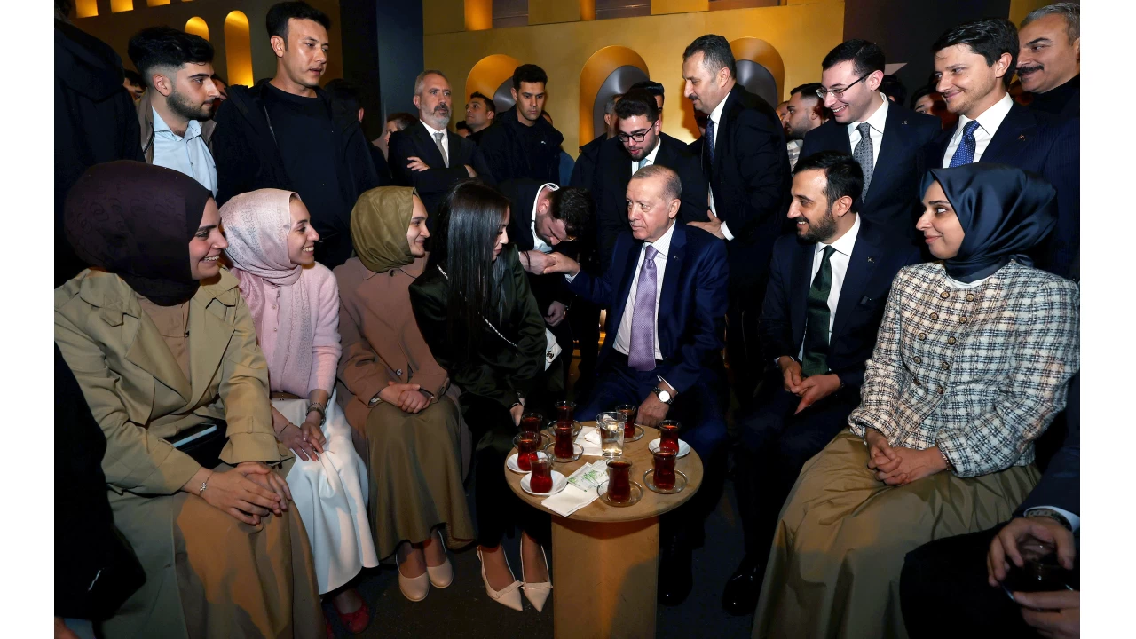 Erdoğan, AKP İstanbul İl Başkanlığı'nda gençlerle bir araya geldi