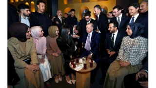 Erdoğan, AKP İstanbul İl Başkanlığı'nda gençlerle bir araya geldi