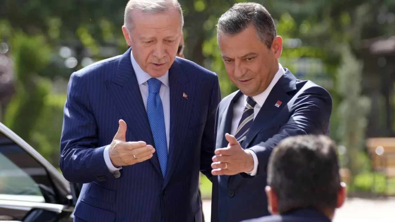 Erdoğan, Özgür Özel'e 500 bin TL'lik 'cunta' davası