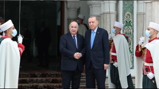 Erdoğan'dan Cezayir Şehitler Anıtı'nda dua