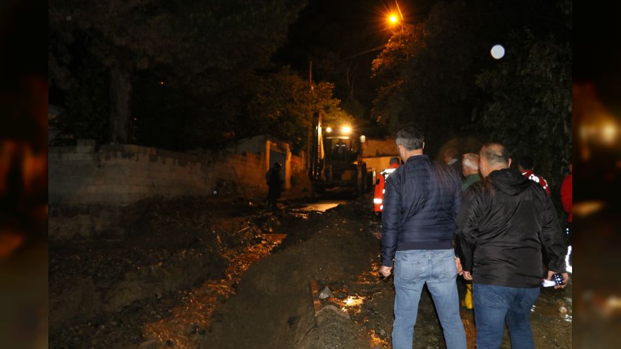Erzincanda saanak sele dnt, baz noktalarda su baskn yaand