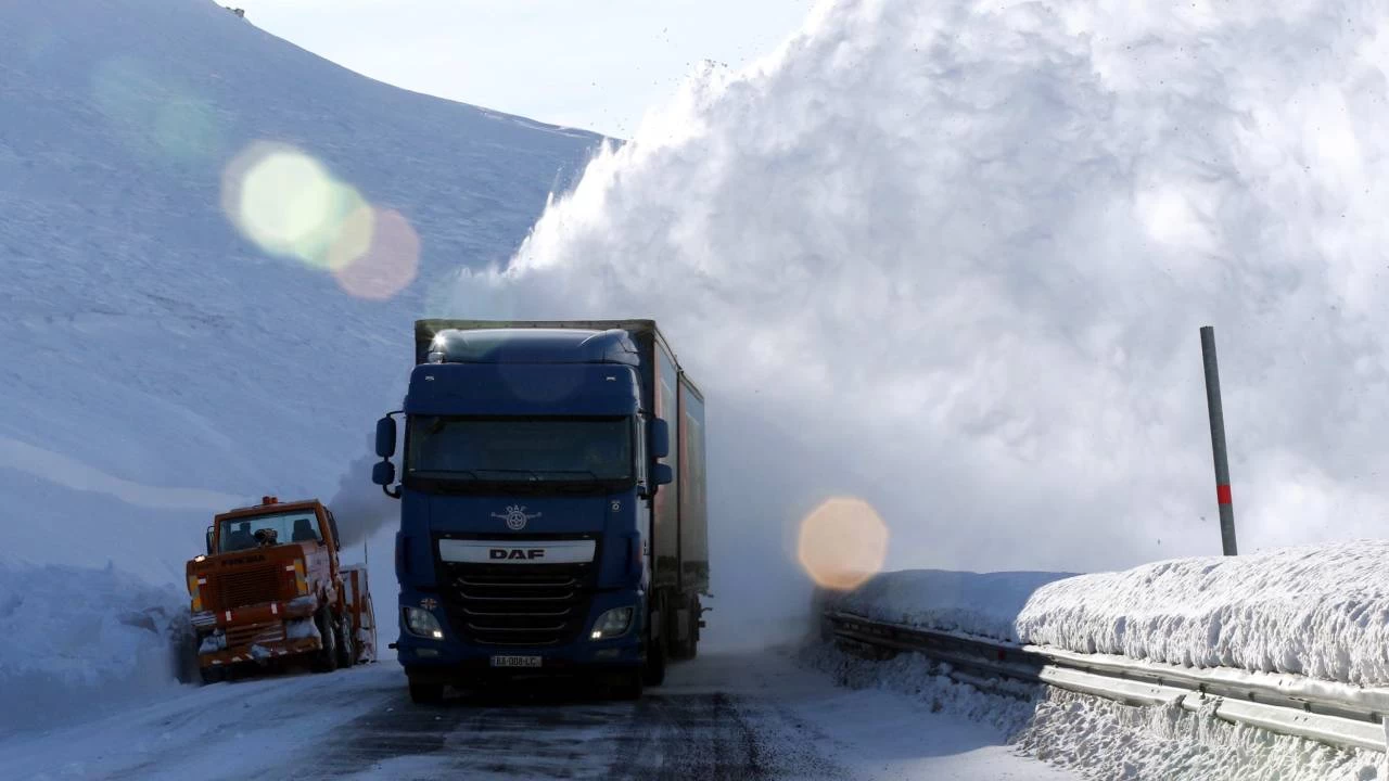 Erzurum, Ardahan ve Kars'ta 909 yerleim yerine ulam salanamyor