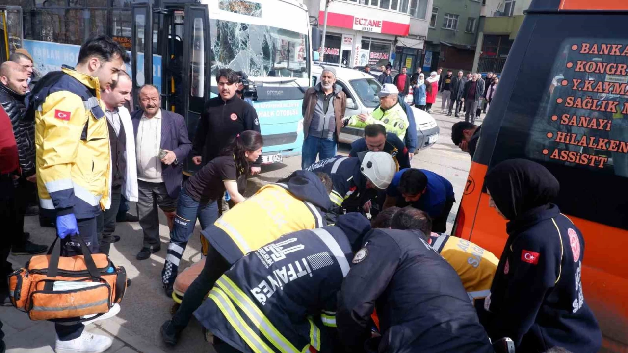 Erzurum'da trafik kazas�; 14 yaral�