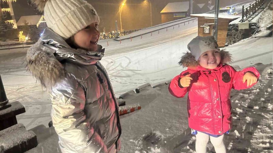 Erzurum'da vatandaşlar karın tadını çıkarttı