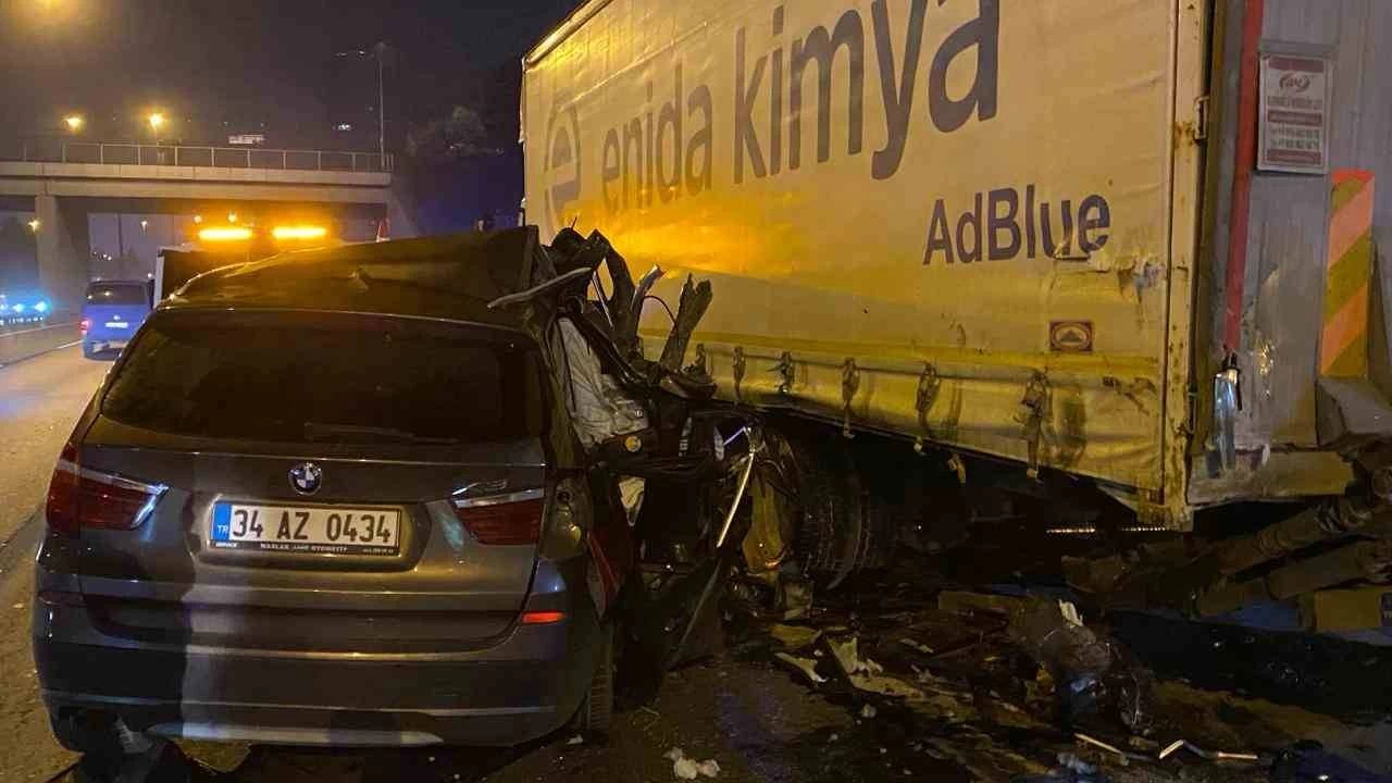 Esenler TEM Otoyolu'nda otomobil tıra çarptı: 1 yaralı
