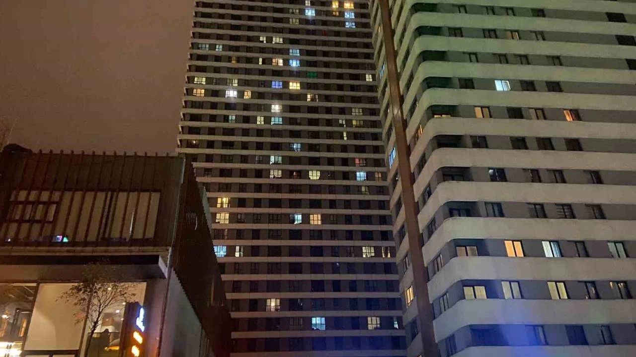 Esenyurt'ta 30'uncu kattan d��en gen� k�z hayat�n� kaybetti