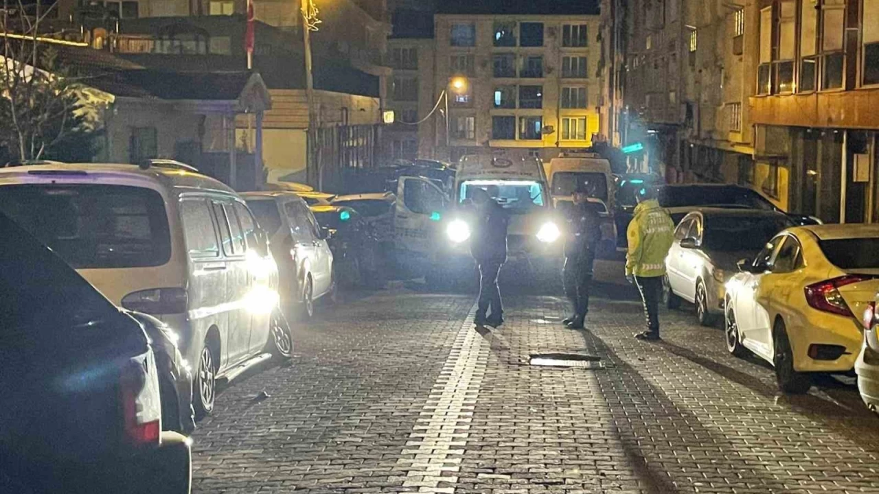 Esenyurt'ta seyir halindeki ara� �apraz ate�e tutuldu