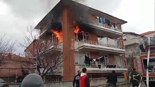 Eşine kızıp çocuğunun da içerisinde bulunduğu evi ateşe vermiş