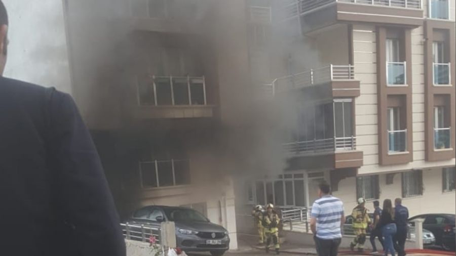 Eşine sinirlenerek yaktığı ev küle döndü