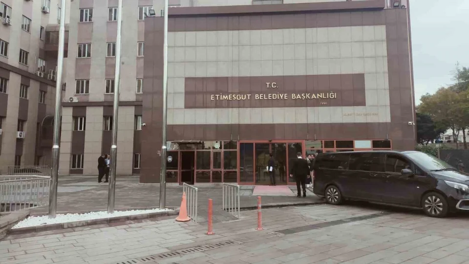 Etimesgut Belediyesi'nde yeni operasyon: 25 g�zalt�