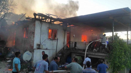 Evde çıkan yangında mahalleli eşyaları yanmaktan kurtardı