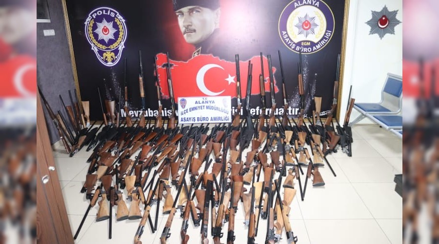 Evden adeta cephanelik çıktı