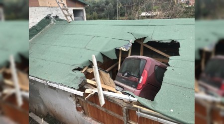 Evin çatısına otomobil düştü