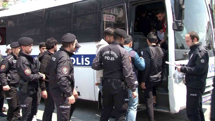 Fatih'te 250 kaçak göçmen gözaltına alındı