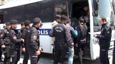 Fatih'te 250 kaçak göçmen gözaltına alındı