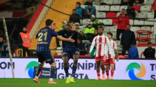 Fenerbah�e, 3. kez 2-0 geriye d��t��� ma�ta puan ald�