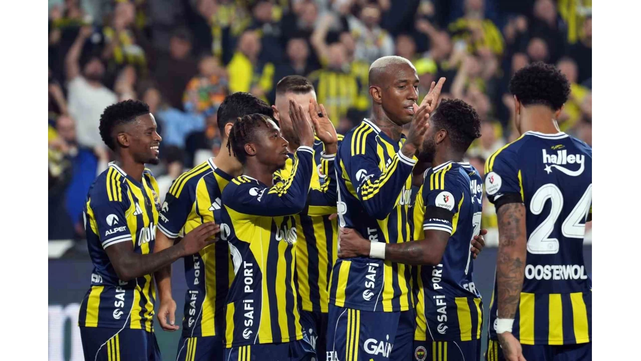 Fenerbahçe, liderle arasında puan farkını 1'e indirdi