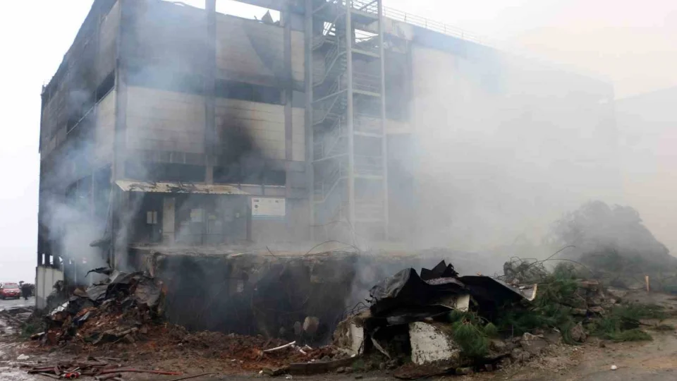 F�nd�k fabrikas�ndaki yang�nda so�utma �al��malar� s�r�yor