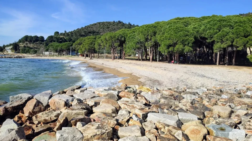 F�st�kl� K�y� ve Plaj�: K���k ama b�y�leyici bir yerle�im 