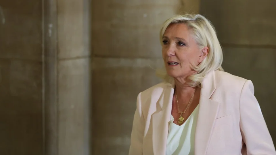 Fransa'da Ulusal Birlik partisinin lideri Marine Le Pen, T�rkiye�ye y�nelik deste�in, �yelik �ncesi politikalar�n ve kalk�nma programlar�n�n sona erdirilmesini istedi
