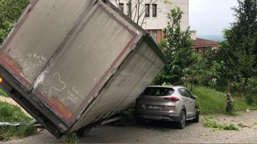 Freni boşalan kamyon aracın üzerine devrildi