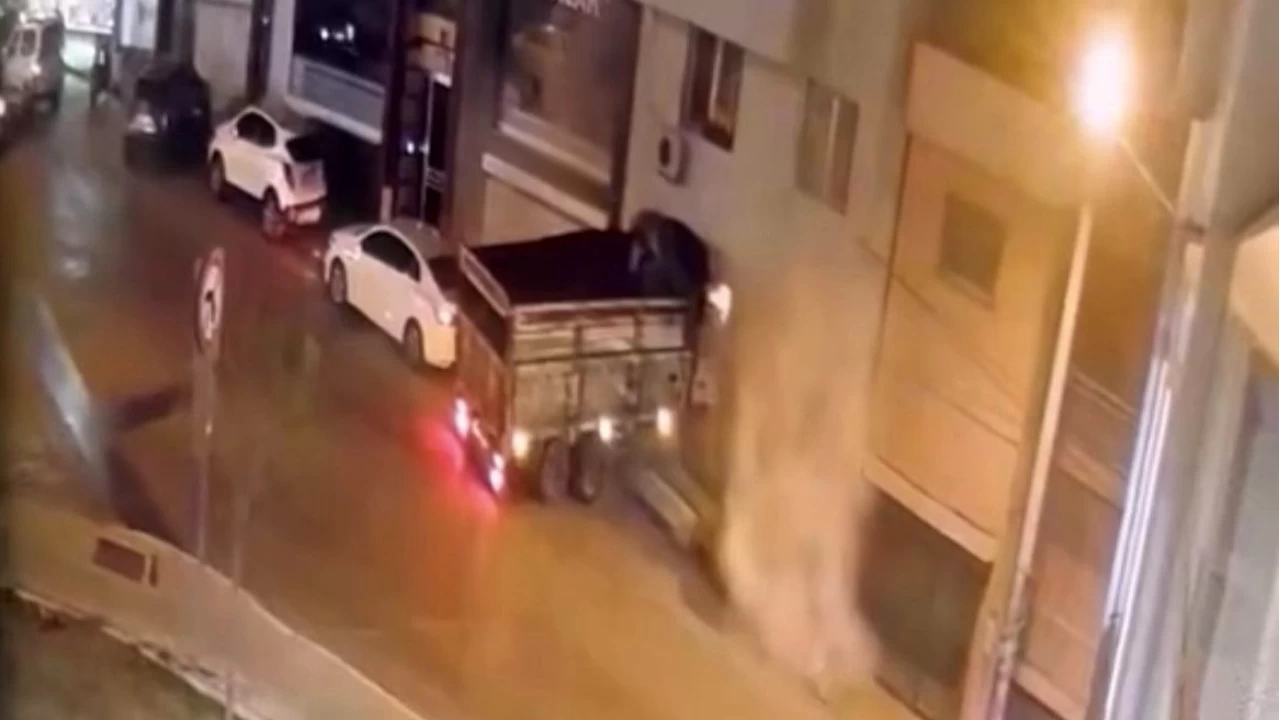 Freni boşalan kamyon duvarı yıkıp eve girdi