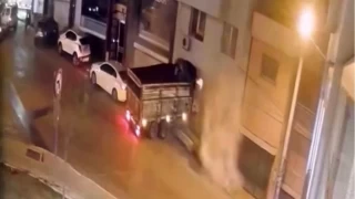 Freni boalan kamyon duvar ykp eve girdi