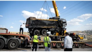 Freni patlayan hafriyat kamyonu dehşet saçtı