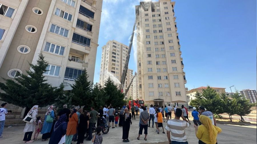 Gaziantep'te 15 katl� binada yang�n pani�i
