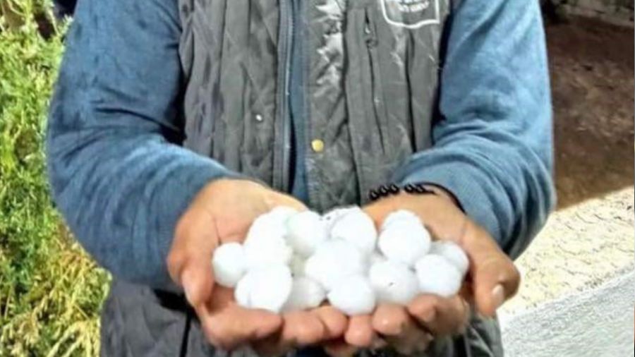 Gaziantep'te şiddetli dolu yağışı kenti beyaza bürüdü