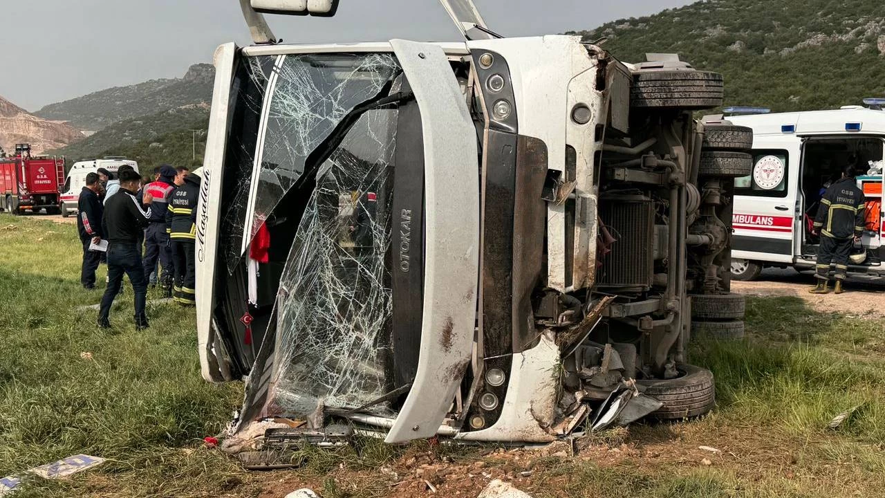 Gaziantep'te yolcu midib�s� devrildi: 10 ki�i yaraland�