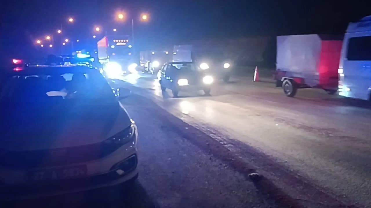 Gaziantep'te zincirleme trafik kazas�: 3'� polis 4 yaral�