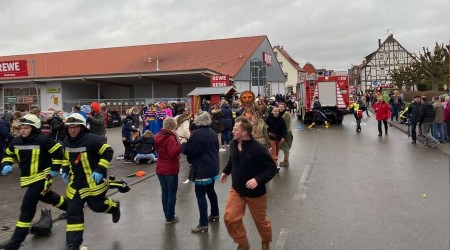 Geçit törenine araç daldı: 30 yaralı