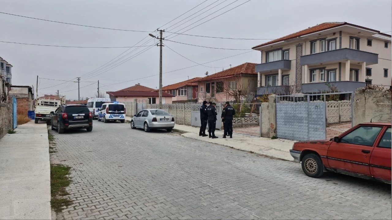 Genç kadın babasının silahı ile kendisini vurdu