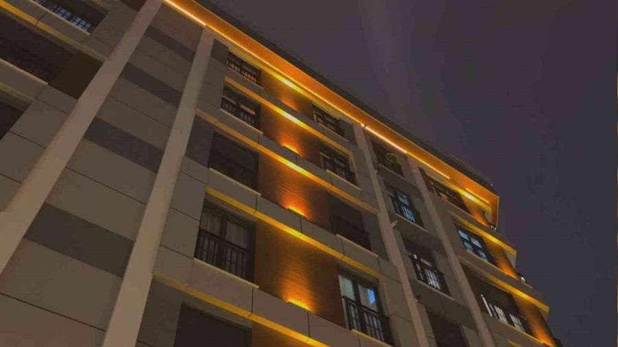 Gen� k�z sokaktaki kavgay� izlerken camdan d��t�