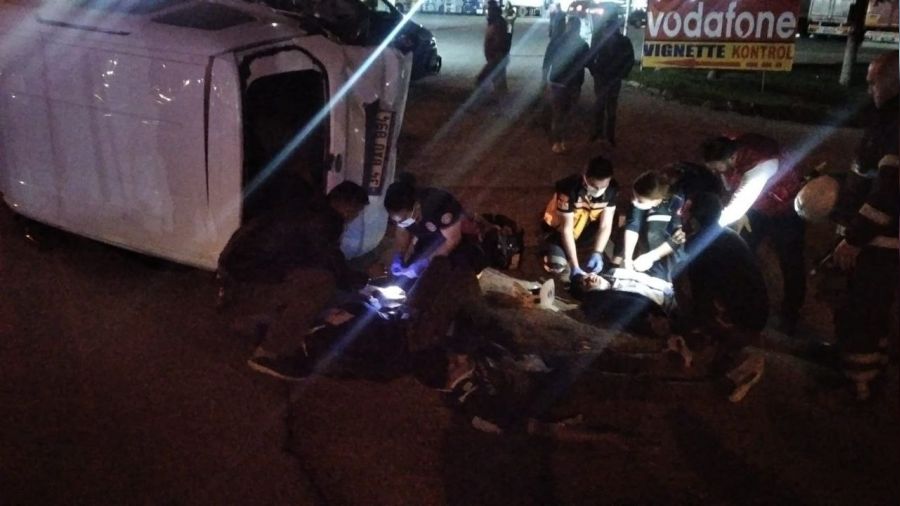 G��menleri ta��yan otomobil kaza yapt�: 7 yaral�