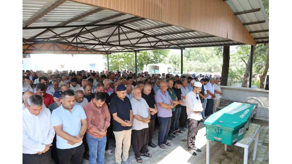 G���kte hayat�n� kaybeden i��i, Kozan'da topra�a verildi