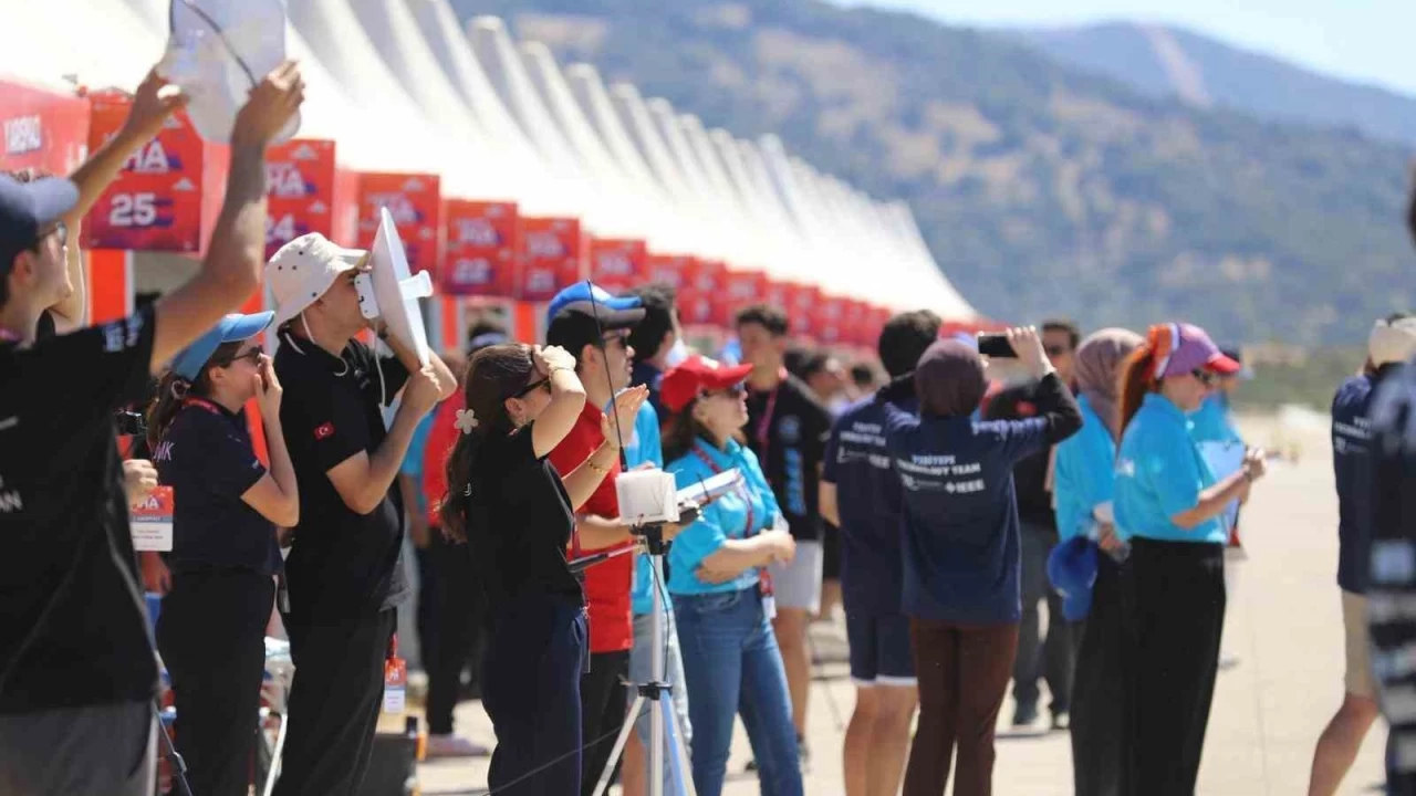 Gökçeada'da TEKNOFEST'e İHA'lar gökyüzünde kıyasıya mücadele etti