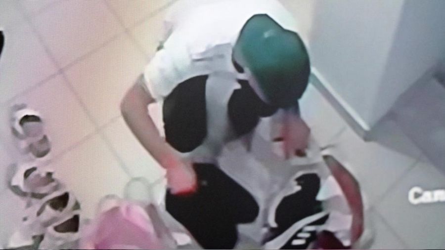 Gördüğü tüm ayakkabıları çaldı