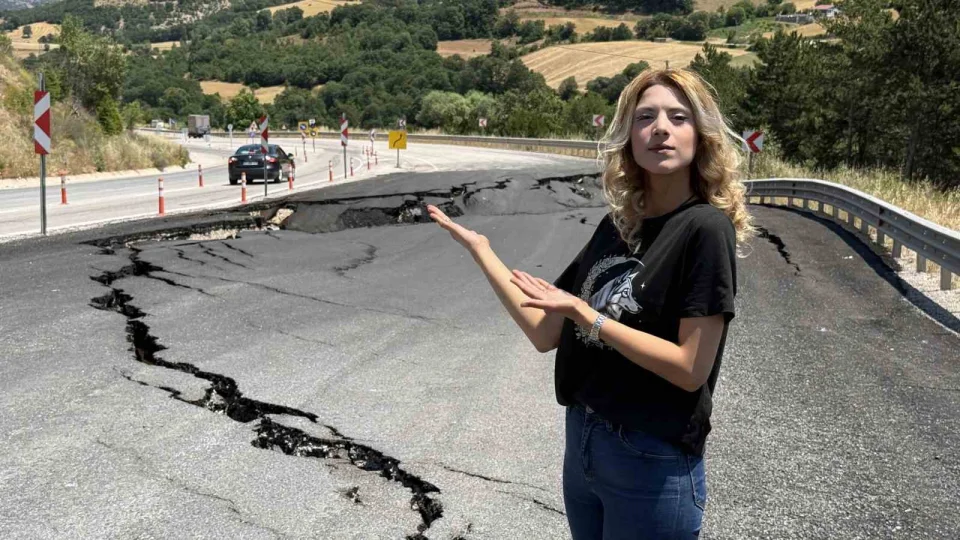 Görüntüler depremi andırıyor: Yoldaki kayma tehlike oluşturuyor