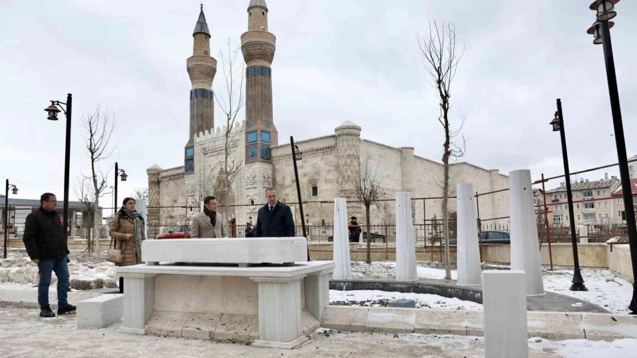 G�z Evliyas� asl�na d�n�yor