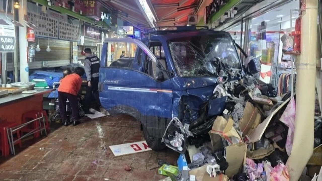 Güney Kore'de araç pazara daldı: 2 ölü, 18 yaralı