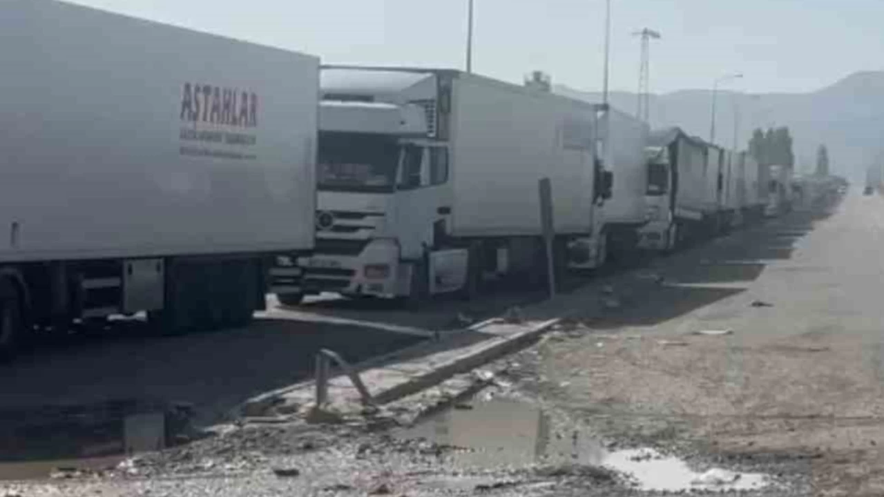 G�rbulak'ta kilometrelerce uzunlukta t�r kuyru�u