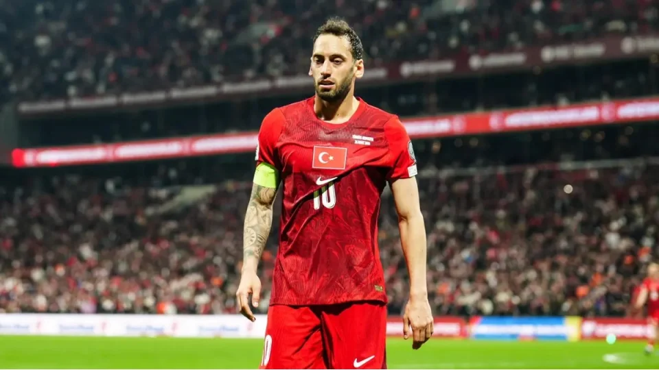 Hakan �alhano�lu'na kap� kapal�! "Galatasaray'�n aile ortam�n� bozar"