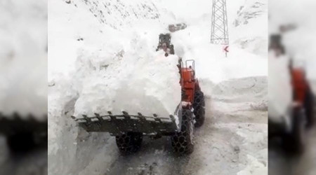 Hakkari'de 5 metrelik kar tünelleri oluştu