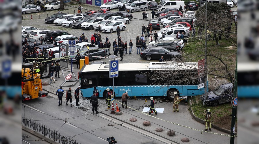 Halk otob�s� yaya yoluna dald�