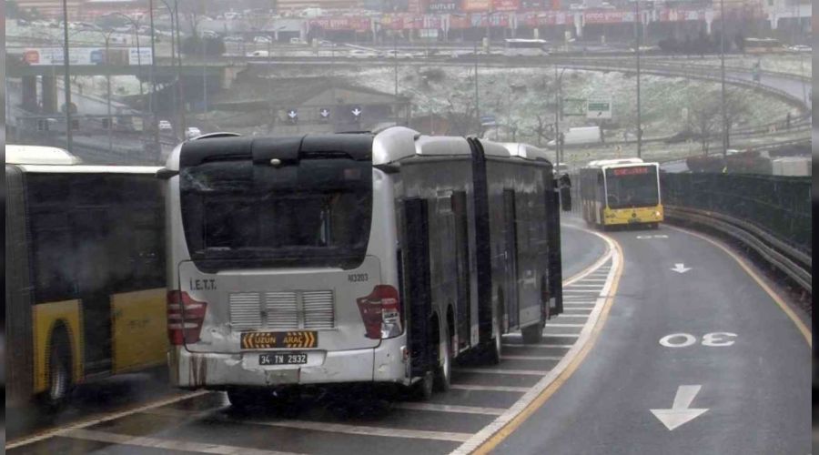 Haramidere'de metrobüs kazası: 4 yaralı